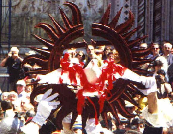 FESTA DELLA PALOMBELLA: La colomba in croce sulla raggiera vene mostrata alla folla.