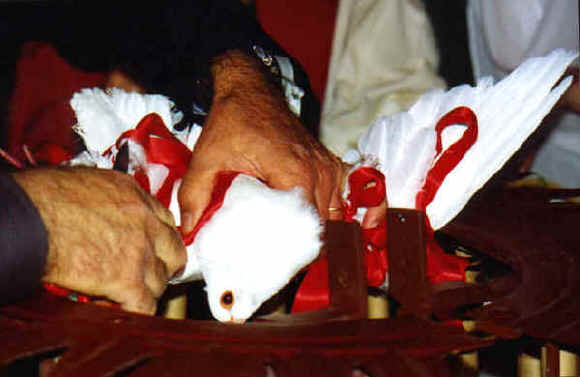FESTA DELLA PALOMBELLA: La colomba viene immobilizzata sulla raggiera contornata da fumogeni